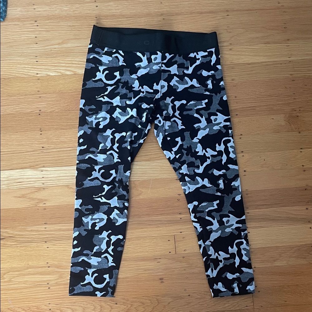 Koral Black & Gray Camo Leggings cropped sz L